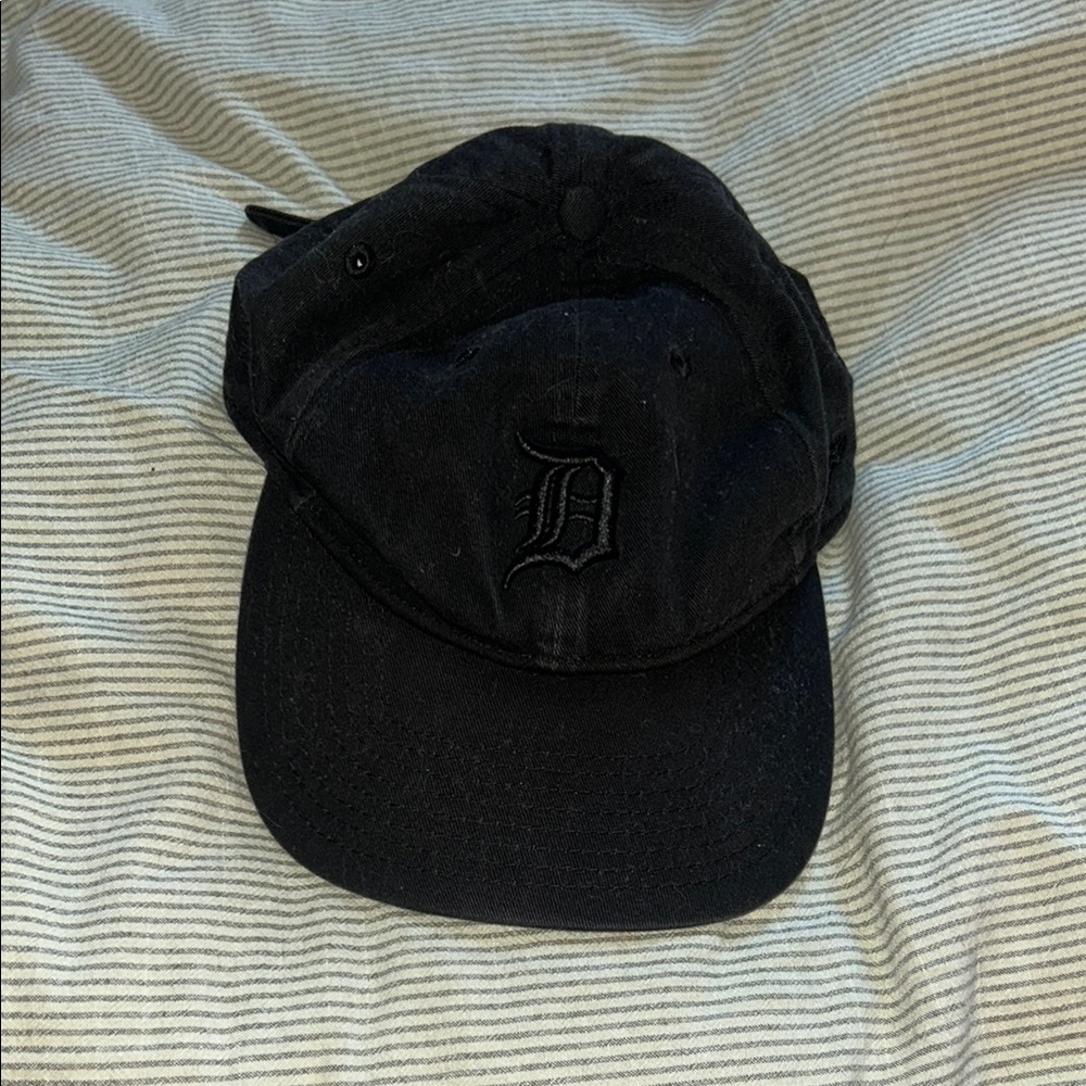 Black Detroit tigers hat women